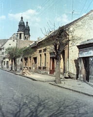 Magyarország, Pápa, Korvin utca a Fő tér felé nézve, háttérben a Nagytemplom., 1961, Nagy Gyula, színes, utcakép, antenna, műszerész, Fortepan #51004