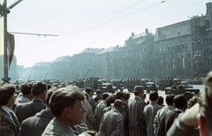 Magyarország, Budapest XIV.,Budapest VII., Ötvenhatosok tere (Felvonulási tér), április 4-i katonai díszszemle, háttérben a Dózsa György út házsora., 1961, Nagy Gyula, színes, szovjet gyártmány, GAZ-márka, teherautó, katonaság, ágyú, közönség, dzsip, április 4, löveg, GAZ 69, díszszemle, Budapest, Fortepan #51007