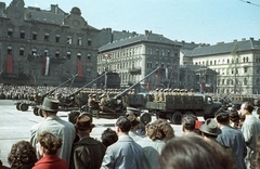 Magyarország, Budapest XIV.,Budapest VII., Ötvenhatosok tere (Felvonulási tér), április 4-i katonai díszszemle, háttérben a Dózsa György út házsora és a Peterdy utca torkolata., 1961, Nagy Gyula, színes, zászló, teherautó, katonaság, ágyú, közönség, április 4, löveg, díszszemle, Budapest, Fortepan #51008