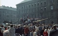 Magyarország, Budapest XIV., Ötvenhatosok tere (Felvonulási tér), háttérben az István (Landler Jenő) utca torkolata., 1961, Nagy Gyula, színes, szovjet gyártmány, harckocsi, életkép, gyerekek, T-34 tank, T-54 tank, Budapest, Fortepan #51009