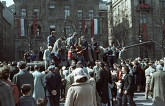 Magyarország, Budapest XIV.,Budapest VII., Ötvenhatosok tere (Felvonulási tér), április 4-i katonai díszszemle, háttérben a Dózsa György út 58. számú ház., 1961, Nagy Gyula, színes, zászló, szovjet gyártmány, harckocsi, életkép, gyerekek, csoportosulás, április 4, T-34 tank, Budapest, Fortepan #51010