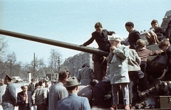 Magyarország, Budapest XIV., Ötvenhatosok tere (Felvonulási tér), április 4-i katonai díszszemle, háttérben az Ajtósi Dürer sor házai., 1961, Nagy Gyula, színes, szovjet gyártmány, harckocsi, életkép, gyerekek, április 4, T-34 tank, Budapest, Fortepan #51011