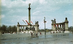 Magyarország, Budapest XIV., Hősök tere., 1961, Nagy Gyula, színes, zászló, emlékmű, tér, életkép, lámpaoszlop, reflektor, lovas szobor, Budapest, szoborcsoport, Árpád-ábrázolás, Gábriel arkangyal-ábrázolás, Fortepan #51012