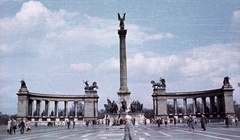 Magyarország, Budapest XIV., Hősök tere., 1961, Nagy Gyula, színes, emlékmű, tér, életkép, lovas szobor, Budapest, szoborcsoport, Árpád-ábrázolás, Gábriel arkangyal-ábrázolás, Fortepan #51013