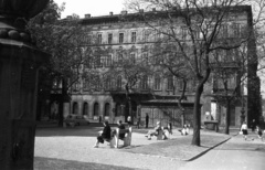 Magyarország, Budapest V., Szabadság tér, szemben a Nádor utca 22. (Oswald-ház, Gruber-ház)., 1961, Nagy Gyula, park, utcakép, életkép, hirdetőoszlop, Feszl Frigyes-terv, nyilvános WC, pad, Budapest, Fortepan #51015