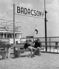 Magyarország,Balaton, Badacsony, Badacsonytomaj, hajóállomás., 1961, Nagy Gyula, utcabútor, hajó, korlát, pad, fiúk, hajóállomás, Beloiannisz hajó, helységnév tábla, Fortepan #51022