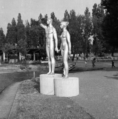 Magyarország,Balaton, Fonyód, Kiss István Emberpár (1960) című szobra a parton., 1961, Nagy Gyula, szobor, park, csónak, szoborcsoport, meztelen alak, Fortepan #51027