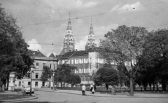 Magyarország, Szeged, Tisza Lajos körút az Aradi vértanúk terénél. Szemben a Zrinyi utca és a Fogadalmi templom tornyai., 1961, Nagy Gyula, utcakép, életkép, hirdetőoszlop, utcaseprő, lámpaoszlop, Skoda Octavia, neon lámpa, Fortepan #51044