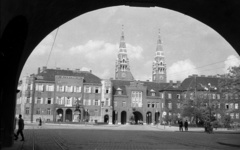 Magyarország, Szeged, Aradi vértanúk tere a Hősök kapujától nézve. Az egyetem épületei mögött a Fogadalmi templom tornyai., 1961, Nagy Gyula, kapu, szobor, utcakép, életkép, lámpaoszlop, neon lámpa, neoklasszicizmus, Pogány Móric-terv, Fortepan #51045