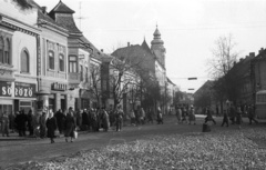 Magyarország, Pápa, Fő tér, szemben a Fő utca., 1961, Nagy Gyula, forgalom, teherautó, utcakép, életkép, hirdetőoszlop, söröző, Fortepan #51049