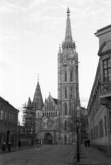 Magyarország, budai Vár, Budapest I., Szentháromság utca és a Mátyás-templom az Úri utcától nézve., 1960, Nagy Gyula, templom, gázlámpa, Budapest, Fortepan #51061