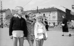 Magyarország, Budapest VIII.,Budapest VII., Baross tér, háttérben a Thököly út - Nefelejcs utca sarkán a Fehér Ökör vendéglő., 1960, Nagy Gyula, vendéglátás, csoportkép, életkép, villamos, gyerekek, villamosmegálló, szemetes, Budapest, karok a vállon, viszonylatszám, Fortepan #51063