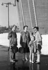 Magyarország, Népstadion, Budapest XIV., a felvétel 1960. szeptember 25-én, a Ferencváros - Újpesti Dózsa labdarúgó-mérkőzés alkalmával készült., 1960, Nagy Gyula, család, csoportkép, napszemüveg, lámpaoszlop, kézitáska, stadion, Budapest, Dávid Károly-terv, Fortepan #51066