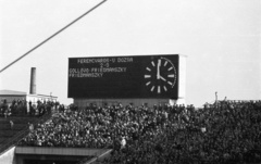 Magyarország, Népstadion, Budapest XIV., a felvétel 1960. szeptember 25-én, a Ferencváros - Újpesti Dózsa (2:0) labdarúgó-mérkőzésen készült., 1960, Nagy Gyula, sport, labdarúgás, óra, közönség, stadion, eredményjelző, Budapest, Fortepan #51071