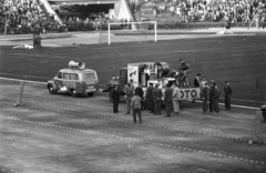 Magyarország, Népstadion, Budapest XIV., ajándéksorsolás a Ferencváros - Újpesti Dózsa labdarúgó-mérkőzés szünetében. A felvétel 1960. szeptember 25-én készült., 1960, Nagy Gyula, reklám, kerékpár, úttörő, teherautó, televízió, hangszóró, rendszám, furgon, Budapest, Fortepan #51072