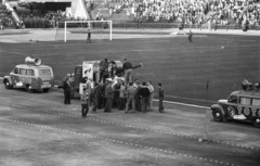 Magyarország, Népstadion, Budapest XIV., ajándéksorsolás a Ferencváros - Újpesti Dózsa labdarúgó-mérkőzés szünetében. A felvétel 1960. szeptember 25-én készült., 1960, Nagy Gyula, reklám, teherautó, hangszóró, rendszám, Framo-márka, furgon, Budapest, Fortepan #51073