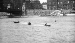 Magyarország, Budapest V.,Budapest IX., motorcsónak verseny, háttérben a Fővám (Dimitrov) tér., 1960, Nagy Gyula, sport, hajó, motorcsónak, Lehel/M. 12. hajó, Budapest, Fortepan #51087