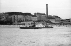 Magyarország, Budapest IX., Pesti Duna-part a Közraktár utca házaival és az Elevátor-ház maradványával. Előtérben a Dunán a román Cernigov vontatóhajó., 1960, Nagy Gyula, hajó, kémény, vontatóhajó, gőzhajó, lapátkerekes hajó, Budapest, Cernigov-hajó, Fortepan #51089