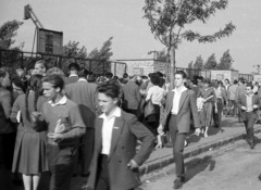 Magyarország, Budapest XIV., Stefánia (Vorosilov) út, háttérben a Népstadion kerítése és pénztárai., 1960, Nagy Gyula, tömeg, életkép, Budapest, Fortepan #51099