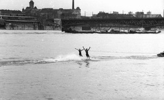 Magyarország, Budapest IX., vízisízők a Dunán, háttérben a Petőfi híd pesti hídfője és a Gizella malom., 1960, Nagy Gyula, Duna, vízisí, Budapest, Duna-híd, Álgyay Hubert Pál-terv, Fortepan #51100