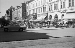 Magyarország, Szeged, Klauzál tér, a Virág cukrászda terasza, balra a Kossuth szobor., 1960, Nagy Gyula, csehszlovák gyártmány, Skoda-márka, cukrászda, automobil, Skoda Octavia, Fortepan #51105