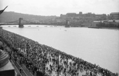 Magyarország, Budapest V., augusztus 20-i vízi és légiparádé a Széchenyi rakparttól nézve, háttérben a Széchenyi Lánchíd és a budai Vár., 1960, Nagy Gyula, tömeg, augusztus 20, sínpálya, Budapest, függőhíd, William Tierney Clark-terv, Fortepan #51111