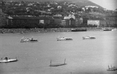 Magyarország, Budapest I., augusztus 20-i vízi és légiparádé a Széchenyi rakparttól nézve, háttérben a Bem rakpart házai., 1960, Nagy Gyula, hajó, augusztus 20, Budapest, Fortepan #51117