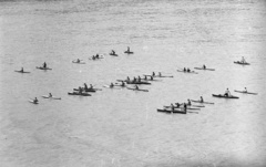 Magyarország, Budapest, augusztus 20-i vízi és légiparádé a Széchenyi rakparttól nézve, sportolók a Dunán., 1960, Nagy Gyula, kajak, augusztus 20, kenu, Fortepan #51121