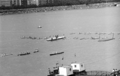 Magyarország, Budapest V., augusztus 20-i vízi és légiparádé a Széchenyi rakparttól nézve, sportolók a Dunán., 1960, Nagy Gyula, kajak, augusztus 20, Budapest, Fortepan #51122