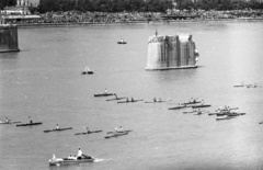 Magyarország, Budapest, augusztus 20-i vízi és légiparádé a Széchenyi rakparttól nézve, sportolók a Dunán, mögöttük Kossuth híd bontás alatt levő pillérei és a Bem rakpart., 1960, Nagy Gyula, kajak, hídroncs, motorcsónak, augusztus 20, Fortepan #51123