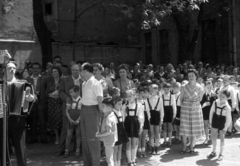 Magyarország, Budapest V., Papnövelde (Eötvös Loránd) utca 4-6. ELTE Apáczai Csere János Gyakorló Általános Iskola és Gimnázium, tanévzáró az udvaron., 1960, Nagy Gyula, iskola, tangóharmonika, Budapest, Fortepan #51140