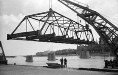 Magyarország, Budapest I., Bem rakpart, a Kossuth híd bontása. Úszódaruk partra emelik a híd egyik medernyílásának vasszerkezetét., 1960, Nagy Gyula, épített örökség, Kossuth híd, Steindl Imre-terv, országház, eklektikus építészet, Budapest, Fortepan #51144