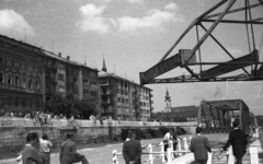 Magyarország, Budapest I., Bem rakpart, a Kossuth híd bontása. Úszódaruk partra emelik a híd egyik medernyílásának vasszerkezetét, 1960, Nagy Gyula, Kossuth híd, templom, barokk-stílus, Budapest, Fortepan #51151