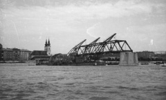 Magyarország, Budapest, a Kossuth híd bontása. Az Ady Endre, Jókai Mór és Táncsics Mihály úszódaruk leemelik a híd medernyílásának vasszerkezetét., 1960, Nagy Gyula, Kossuth híd, templom, barokk-stílus, katolikus, Duna, vásárcsarnok, Klunzinger Pál-terv, jezsuita, Hamon Kristóf-terv, Nöpauer Máté-terv, Fortepan #51154