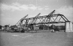 Magyarország, Budapest, a Kossuth híd bontása. Az Ady Endre, Jókai Mór és Táncsics Mihály úszódaruk leemelik a híd medernyílásának vasszerkezetét., 1960, Nagy Gyula, Kossuth híd, úszódaru, Táncsics Mihály úszódaru, Ady Endre úszódaru, Jókai Mór úszódaru, Fortepan #51155