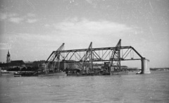 Magyarország, Budapest, a Kossuth híd bontása. Az Ady Endre, Jókai Mór és Táncsics Mihály úszódaruk leemelik a híd medernyílásának vasszerkezetét., 1960, Nagy Gyula, Kossuth híd, templom, barokk-stílus, Duna, Fortepan #51156