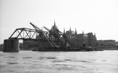 Magyarország, Budapest, a Kossuth híd bontása. Az Ady Endre, Jókai Mór és Táncsics Mihály úszódaruk leemelik a híd medernyílásának vasszerkezetét., 1960, Nagy Gyula, épített örökség, Kossuth híd, Steindl Imre-terv, országház, eklektikus építészet, Fortepan #51157