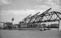 Magyarország, Budapest, a Kossuth híd bontása. Az Ady Endre, Jókai Mór és Táncsics Mihály úszódaruk leemelik a híd medernyílásának vasszerkezetét., 1960, Nagy Gyula, Kossuth híd, templom, barokk-stílus, katolikus, Duna, jezsuita, Hamon Kristóf-terv, Nöpauer Máté-terv, Fortepan #51160