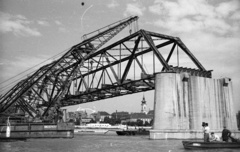 Magyarország, Budapest, a Kossuth híd bontása. Úszódaruk leemelik a híd medernyílásának vasszerkezetét. Előtérben a Táncsics Mihály úszódaru., 1960, Nagy Gyula, Kossuth híd, templom, barokk-stílus, Duna, Fortepan #51162