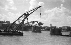 Magyarország, Budapest, a Kossuth híd bontása. Az Ady Endre úszódaru leemeli a pillér betonelemét., 1960, Nagy Gyula, Kossuth híd, templom, barokk-stílus, katolikus, Duna, úszódaru, Ady Endre úszódaru, jezsuita, Hamon Kristóf-terv, Nöpauer Máté-terv, Fortepan #51173