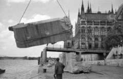 Magyarország, Budapest V., pesti alsó rakpart, a Kossuth híd elbontott pillérének betoneleme, háttérben a Parlament., 1960, Nagy Gyula, Steindl Imre-terv, neogótika, eklektikus építészet, Budapest, Fortepan #51175