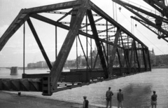 Magyarország, Budapest I., Bem rakpart, a Kossuth híd bontása. Úszódaruk partra emelik a híd egyik medernyílásának vasszerkezetét., 1960, Nagy Gyula, Kossuth híd, Budapest, Fortepan #51177