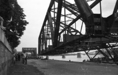 Magyarország, Budapest I., Bem rakpart, a Kossuth híd bontása. Úszódaruk partra emelik a híd egyik medernyílásának vasszerkezetét., 1960, Nagy Gyula, Kossuth híd, Budapest, Fortepan #51180