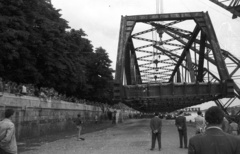 Magyarország, Budapest I., Bem rakpart, a Kossuth híd bontása. Úszódaruk partra emelik a híd egyik medernyílásának vasszerkezetét., 1960, Nagy Gyula, Kossuth híd, Budapest, Fortepan #51181