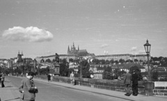 Csehország, Prága, Károly híd, háttérben a Hradzsin., 1960, Nagy Gyula, Csehszlovákia, kastély, híd, szobor, lámpaoszlop, kőhíd, székesegyház, ívhíd, Peter Parler-terv, Matyáš z Arrasu-terv, Fortepan #51187