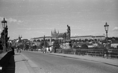 Csehország, Prága, Károly híd, háttérben a Hradzsin., 1960, Nagy Gyula, Csehszlovákia, kastély, híd, szobor, lámpaoszlop, kőhíd, székesegyház, ívhíd, Peter Parler-terv, Matyáš z Arrasu-terv, Fortepan #51188