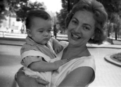 Hungary, Kecskemét, Szabadság tér., 1963, Nagy Gyula, kid, mother, Fortepan #51195