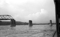 Magyarország, Budapest, a bontás alatt lévő Kossuth híd, háttérben a Margit híd, 1960, Nagy Gyula, Kossuth híd, hajó, híd, hídroncs, Duna, Fortepan #51198