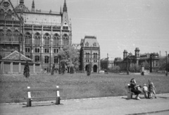 Magyarország, Budapest V., Kossuth Lajos tér, Parlament, jobbra az Igazságügyi Palota (ekkor Magyar Nemzeti Galéria)., 1960, Nagy Gyula, Steindl Imre-terv, pad, országház, neogótika, eklektikus építészet, Budapest, Fortepan #51207