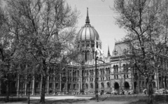 Magyarország, Budapest V., Kossuth Lajos tér, Parlament., 1960, Nagy Gyula, tavasz, Steindl Imre-terv, vörös csillag, országház, neogótika, eklektikus építészet, Budapest, Fortepan #51208